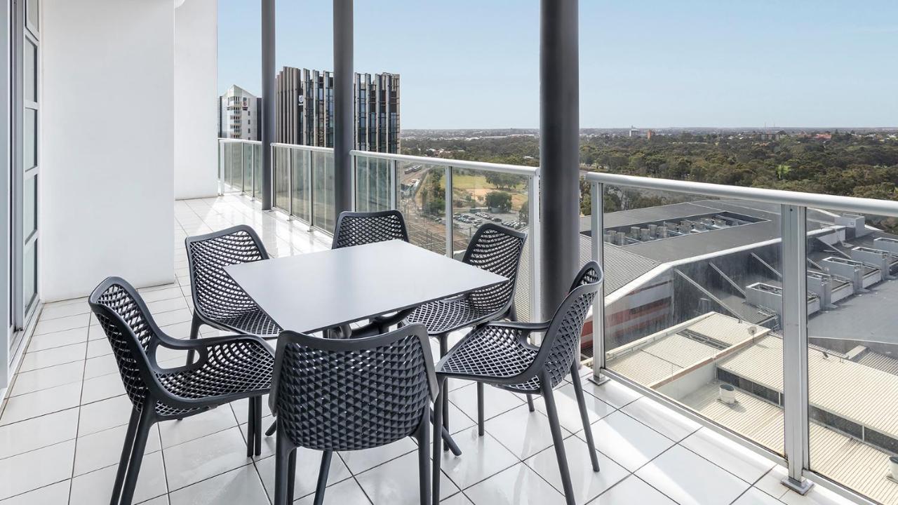 Oaks Adelaide Embassy Suites Exterior photo