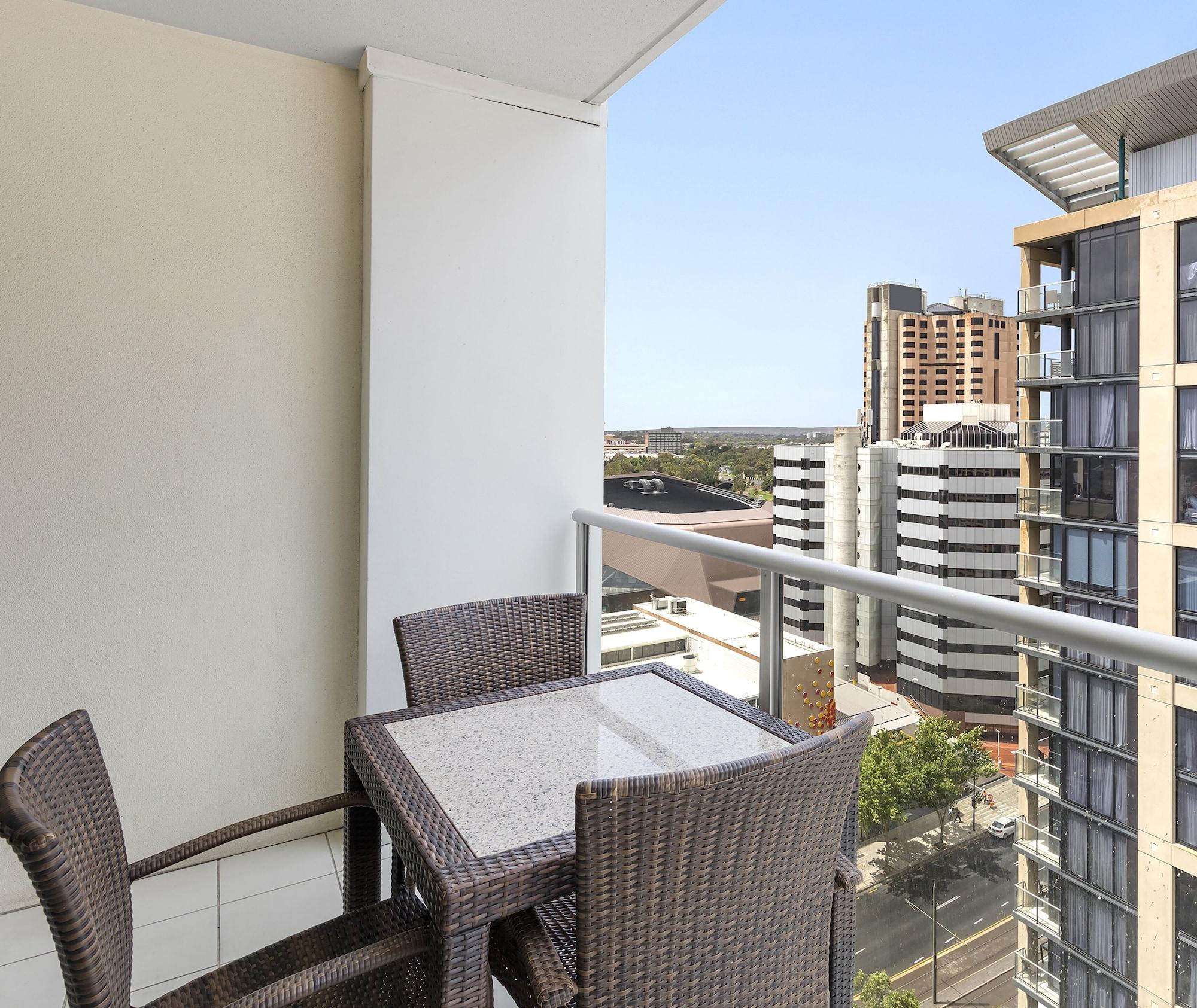 Oaks Adelaide Embassy Suites Exterior photo